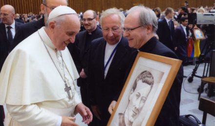 Papst Franziskus segnet ein Bild von Franz Reinisch, 2014
