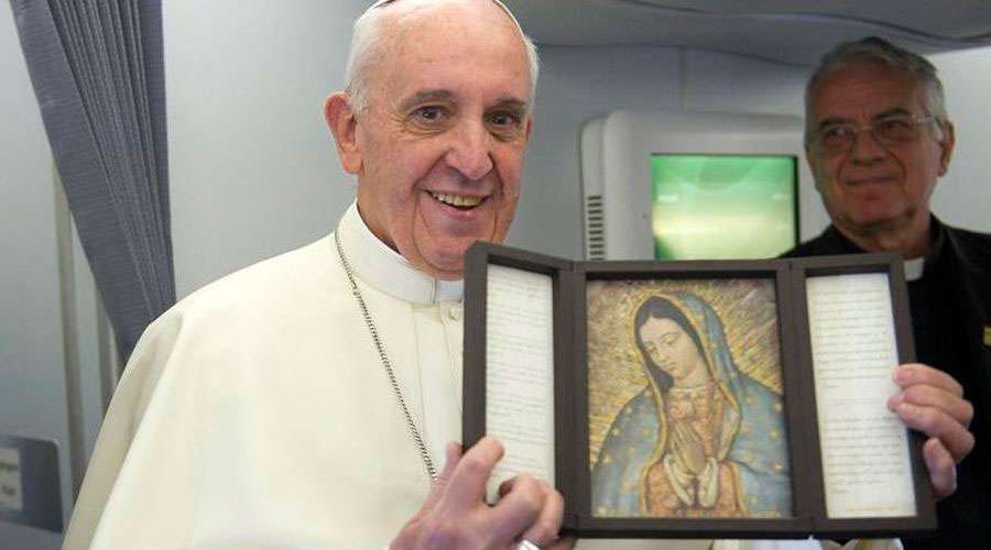 El Papa Francisco con una imagen de la Virgen de Guadalupe