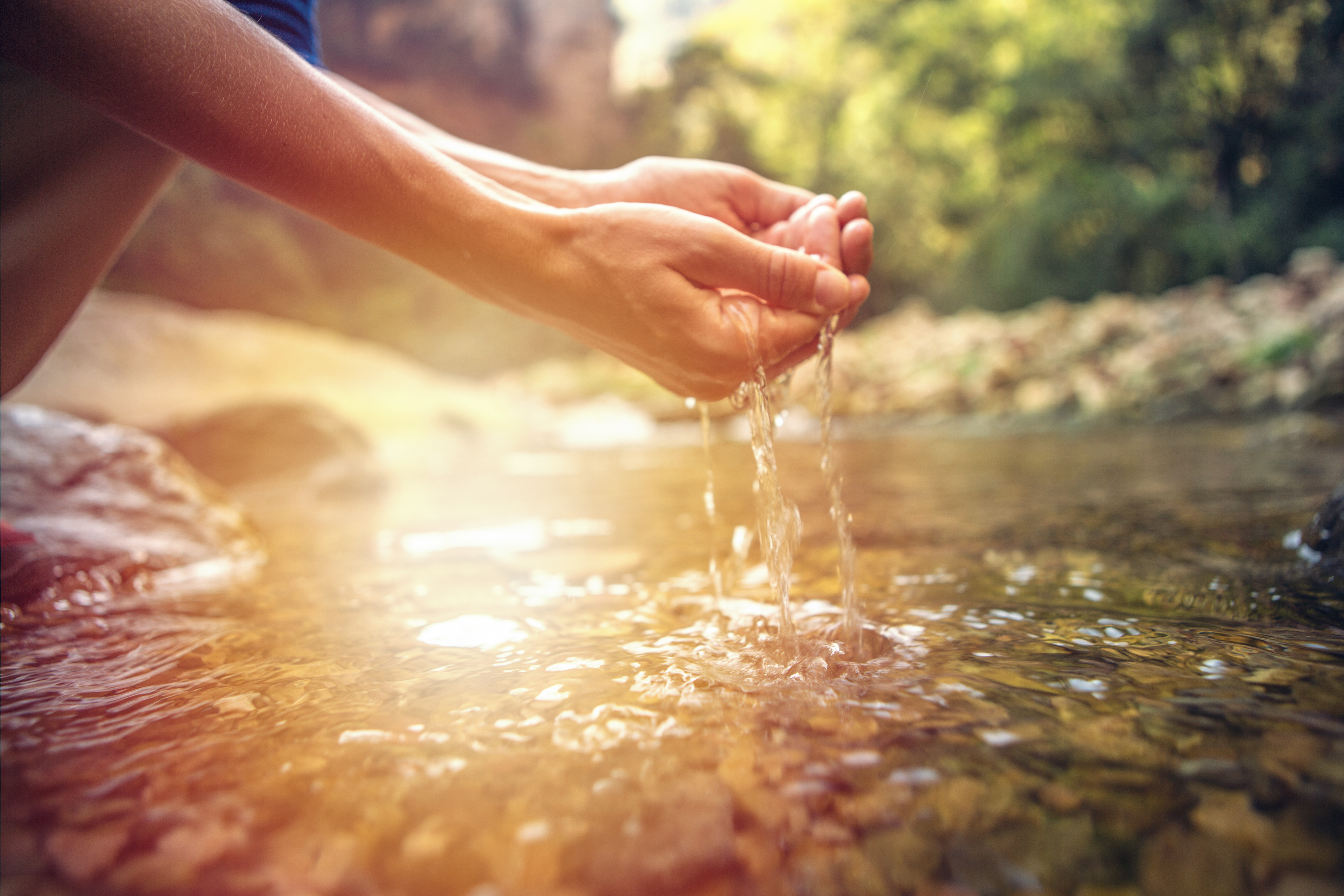 Природа жаждущих. Вода в руках. Вода в ладонях. Девушка с водой в руках. Руки в ручье.
