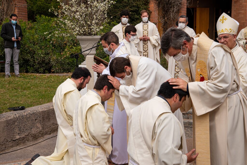 Ordenación sacerdotal en Chile 