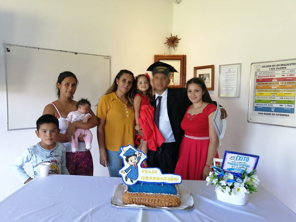Edgar con su pareja, su hija, su mamá, su hermana y sobrinos