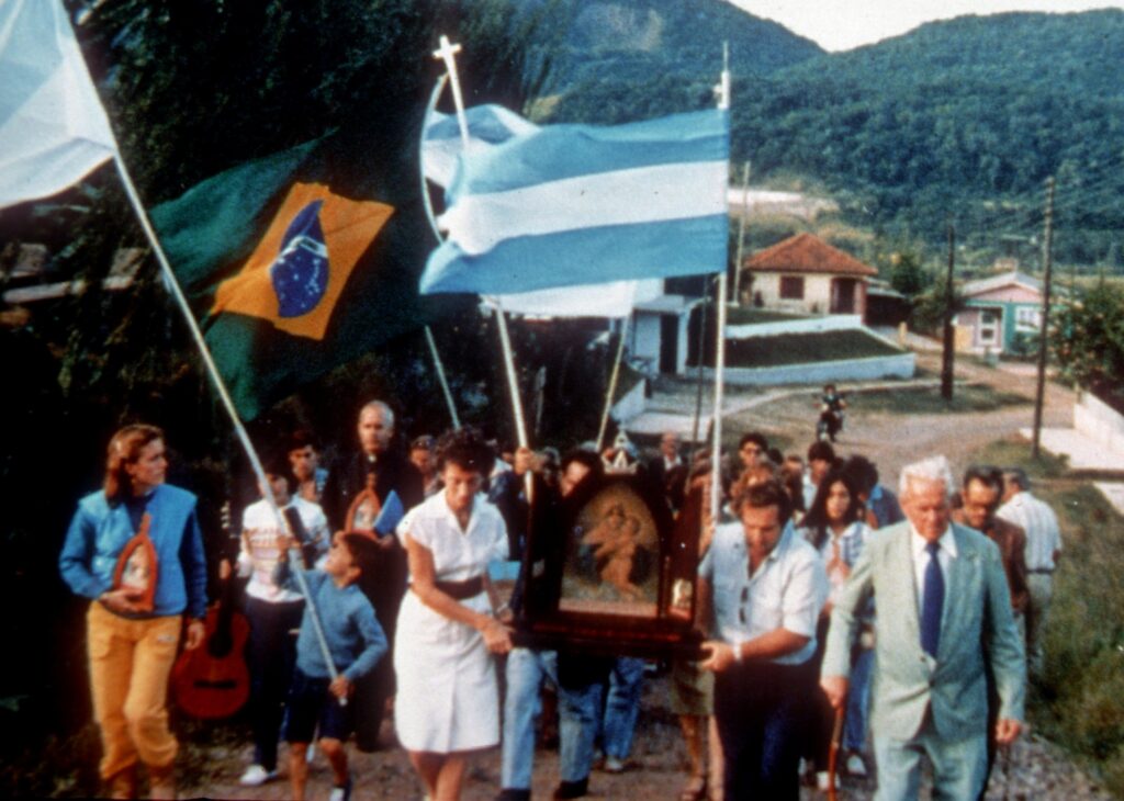 31. 3. 1984, peregrinos llevando Pereg Orig y las 25 imagenes al Santuario con Don joao