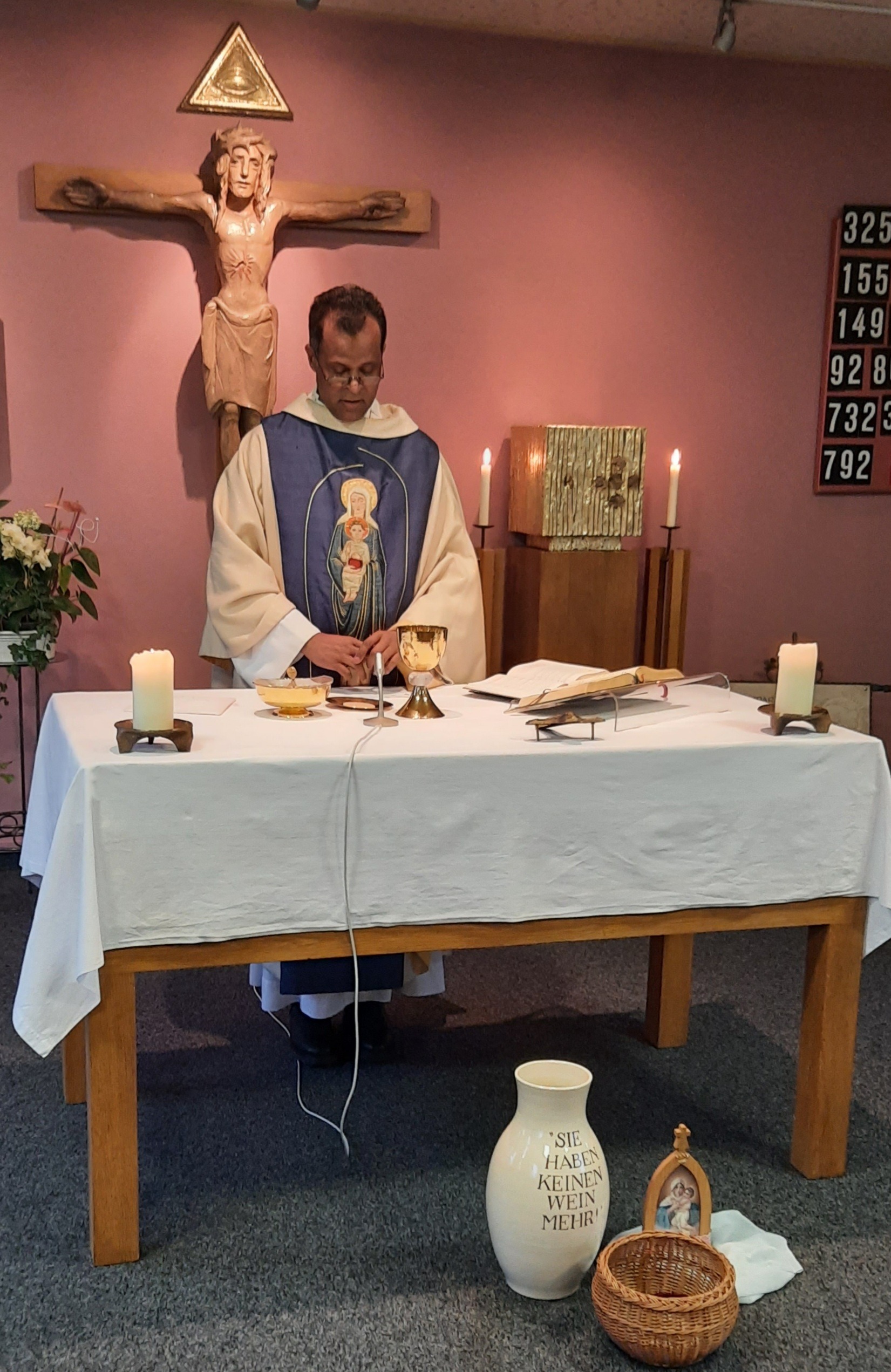 Eucharistiefeier in der Hauskapelle mit Pfarrer Mariadas Kalluri