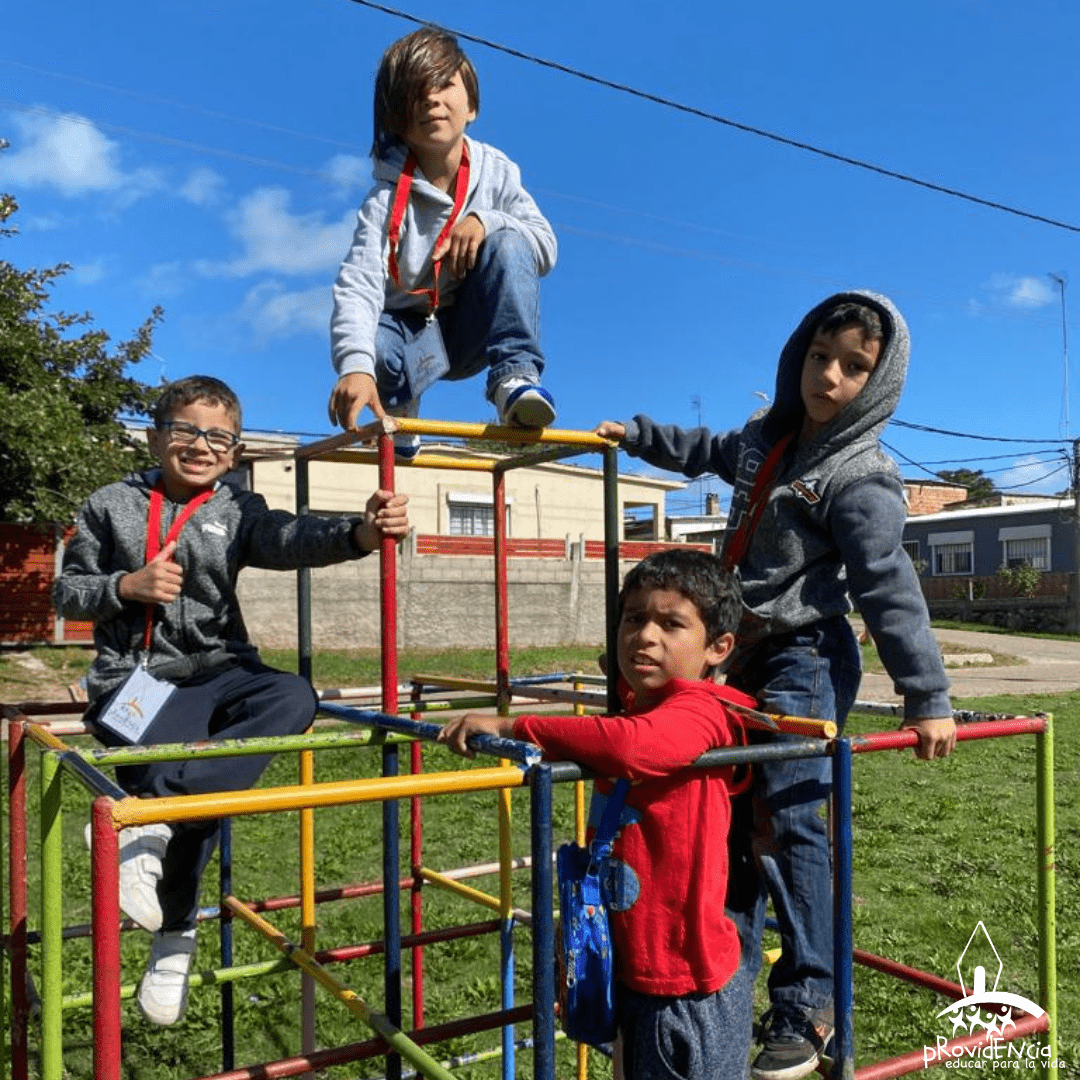 En el marco de la propuesta que lleva adelante el Club de Niños, uno de los cinco programas educativos del Centro Educativo Providencia en Montevideo, los estudiantes de segundo año junto a educadores llevaron adelante el proyecto “Plazas que unen
