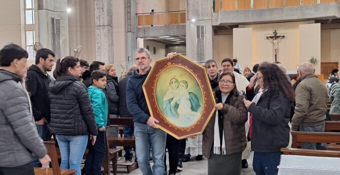María Rosa Sánchez de Cruz de la Rama de Madres porta la imagen coronada hacia su lugar de devoción en el Santuario de María del Rosario de San Nicolás.