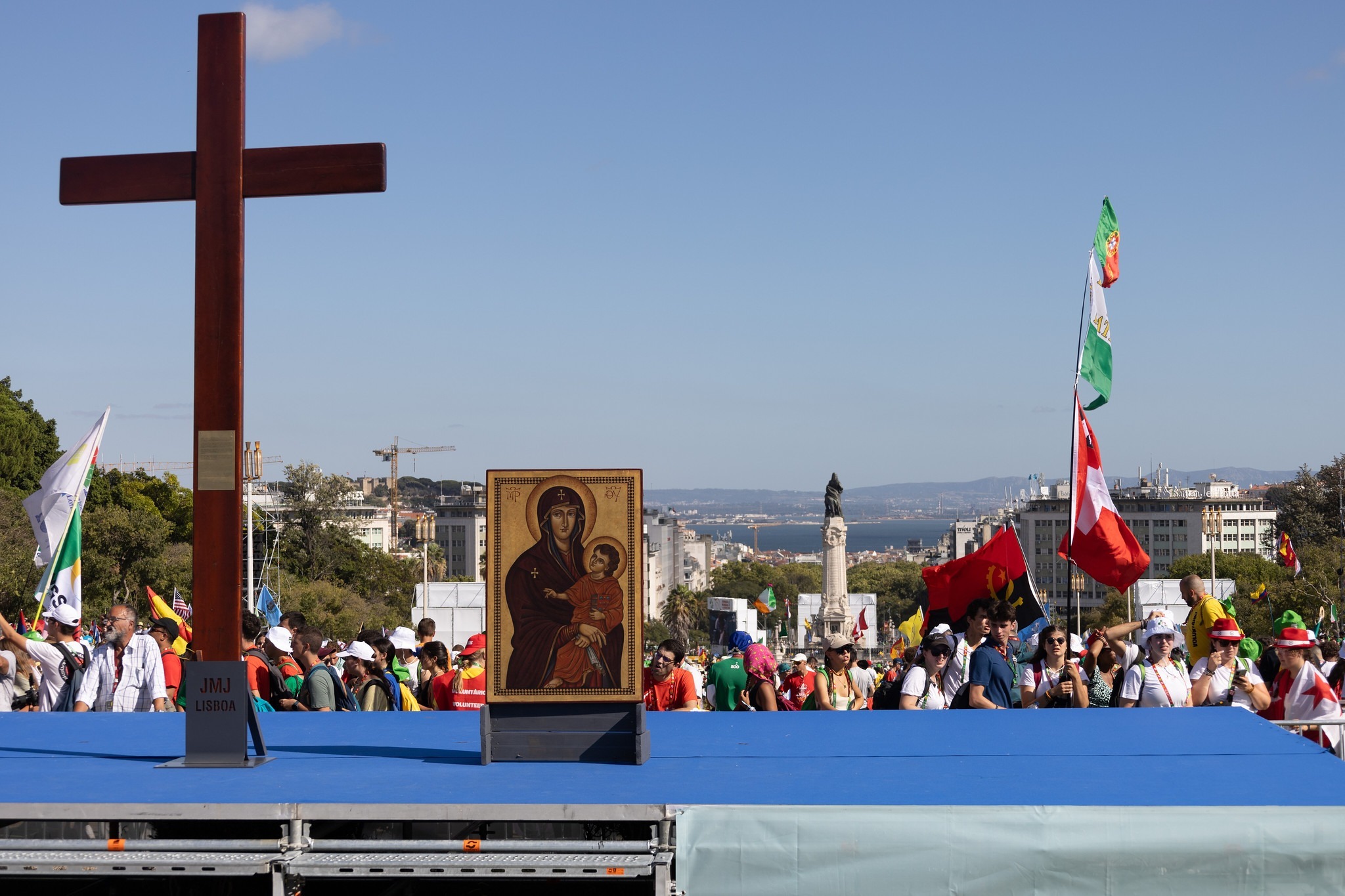 Cruz e imagem da Virgem Maria na missa de abertura / Cross and Virgin Mary images at the opening massPhoto: ©️ Julia Silva / JMJ Lisboa 2023 