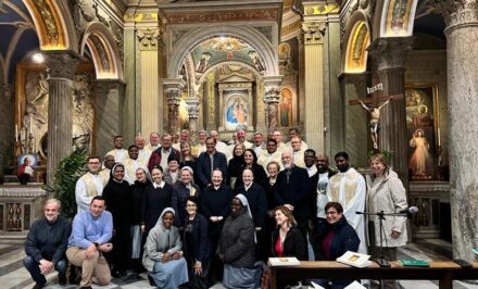 La Famiglia di Schoenstatt e la Famiglia Pallottina unite in preghiera sull’altare di San Vincenzo Pallotti