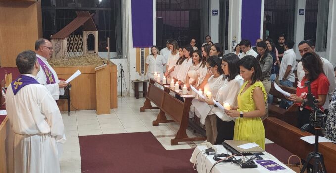 Jóvenes Profesionales 1 y grupo 5 de Señoras sellaron su Alianza de Amor con la Mater en una ceremonia cargada de compromiso y emoción en la Parroquia Divino Niño, en Colonia Escalón, San Salvador.