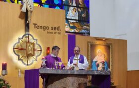 Padre Raimundo celebra y co-celebra el Padre José Luis Correa en Parroquia Divino Niño en San Salvador el martes 5 de diciembre de 2023.