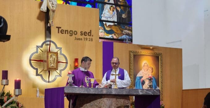 Padre Raimundo celebra y co-celebra el Padre José Luis Correa en Parroquia Divino Niño en San Salvador el martes 5 de diciembre de 2023.
