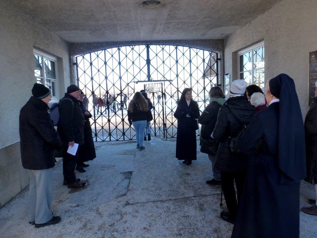 Am Tor zur Gedenkstätte Dachau