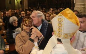 Con D. Mikel, Maureen y yo besando la ibmagen de la Inmaculada de Madre ven, en su báculo episcopal. Ayer en la catedral de Palencia, un trocito de Cielo
