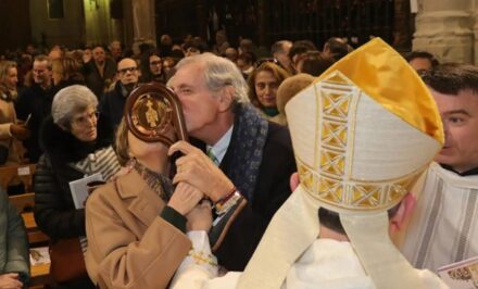 Con D. Mikel, Maureen y yo besando la ibmagen de la Inmaculada de Madre ven, en su báculo episcopal. Ayer en la catedral de Palencia, un trocito de Cielo